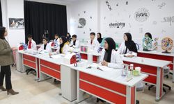 Muşlu öğrenciler, fen bilimleri laboratuvarında teoriyi uygulamaya dönüştürüyor