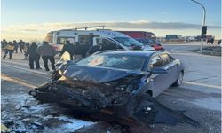 Öğrenci servisi ile otomobil çarpıştı: 18 yaralı