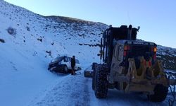 Pervari’de kar yağışı nedeniyle minibüs şarampole yuvarlandı