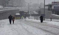 Rampayı aşamayan belediye otobüsleri vatandaşları yol ortasında indirdi