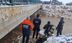 Şanlıurfa’da otomobil sulama kanalına düştü: Baba ve 3 çocuğu için arama çalışması başlatıldı