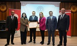 Sıfır atık yarışmasında Bursa birincisi olan okula "Çevre Beratı" ödülü