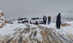 Siirt’te kar nedeniyle mahsur kalan 4 araç kurtarıldı