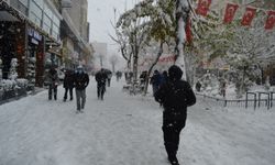  Siirt’te kar sevinci: Kent beyaza büründü, vatandaşlar sokaklara akın etti