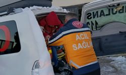 Siirt'te yaralanan 7 yaşındaki çocuk karlı yollar aşılarak hastaneye ulaştırıldı