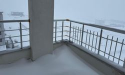 Sivas’ta yoğun kar etkili oldu: Balkonlar dahi beyaza büründü