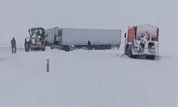 Tendürek Geçidinde ulaşım durma noktasına geldi