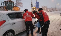 Umut Kervanı’ndan Van'da kar yağışında yolda kalan sürücülere sıcak ikram