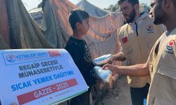 Yetimler Vakfı Regaip Kandili münasebetiyle Gazze'de sıcak yemek dağıttı