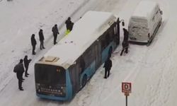 Araçlar yolda kaldı, yolcular iteleyerek müdahale etti