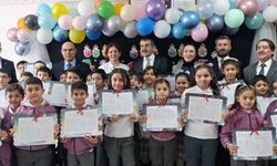 Bakan Tekin Ağrı'da öğrencilerin karne heyecanına ortak oldu