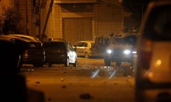 Batı Şeria'da ev baskınları: İşgalciler 29 Filistinliyi esir aldı