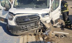 Batman'da tır ve minibüsün karıştığı kazada 6 kişi yaralandı 