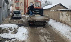 Battalgazi Belediyesi'nin buzlanmaya karşı tuzlama çalışması sürüyor