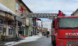 Bingöl Karlıova’da tehlike oluşturan buz sarkıtları itfaiye aracıyla düşürülüyor