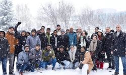 Bingöl'de Afrikalı öğrenciler kar sevinci yaşadı