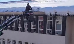 Bingöl’de itfaiye ekipleri tehlike oluşturan buzları temizliyor