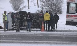 Bitlis-Van yolunda minibüs devrildi: 4 yaralı