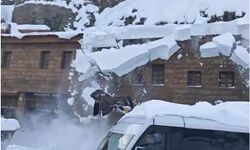 Bitlis’te çatıda biriken kar kütleleri iş makinesinin üzerine düştü