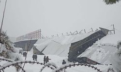 Diyarbakır'da yoğun kar etkili oldu: Çatılar araçların üzerine çöktü