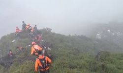 Endonezya’da 11 yolcusuyla kaybolan uçağın enkazı bulundu