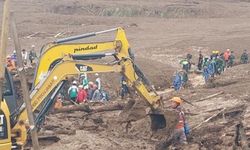 Endonezya'da bir aile, bebeklerinin ağlayışı sayesinde devasa heyelandan kurtuldu