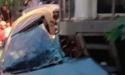 Endonezya'da tren ile minibüs çarpıştı: 7 ölü