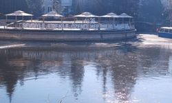 Eskişehir’de dondurucu soğuk: Porsuk Çayı buz tuttu