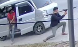 Filipinler'de belediye başkanının aracına roketli saldırı kameralara yansıdı