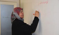 Gaziantep'te bir ev hanımı 58 yıl sonra okuma-yazma hayaline kavuştu