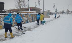 Gaziantep'te kaldırımlarda kar temizliği sürüyor