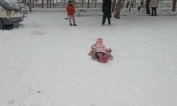 Gaziantep'te yoğun kar yağışı tatilde çocuklar için eğlenceye dönüştü