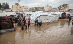 Gazze’de evsizlerin çadırları sular içine gömüldü ve bir kız bebek daha soğuktan şehit oldu