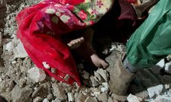 Gazze'de siyonist rejimin saldırılarıyla zayıflayan binalar çöktü: 4 şehit