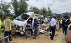 Güney Afrika'da öğrenci servisi kamyonla çarpıştı: 12 ölü