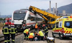 İspanya'da demiryolu hattına giren trenle bir vinç çarpıştı: Çok sayıda yaralı