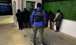 İzmir’de 10 düzensiz göçmen ve 3 kaçakçı yakalandı