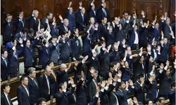 Japonya'da hükümet düştü, ülke erken seçime gidiyor