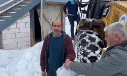 Kalınlığı bir metreyi bulan karlı yollar açılarak kronik hastanın ilaçları ulaştırıldı