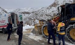 Kapalı yol açıldı, 14 yaşındaki Gülsüm sağlık ekiplerine ulaştırıldı