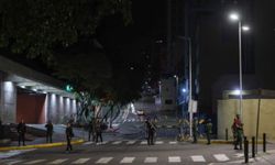 Karakas'ta İHA alarmı: Miraflores yakınında silah sesleri