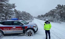 Kars-Ardahan yolu yoğun kar nedeniyle tır trafiğine kapatıldı