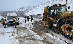Köylerde mahsur kalan vatandaşlar kurtarıldı, çığ düşen yol açıldı