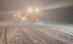 Malatya-Adıyaman yolunda şiddetli kar yağışına karşı ekipler yoğun çaba harcıyor