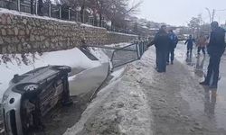 Malatya'da kontrolden çıkan otomobil sulama kanalına düştü