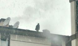 Malatya'da TOKİ çalışanı darp edildiği iddiasıyla çatıya çıkarak yardım istedi