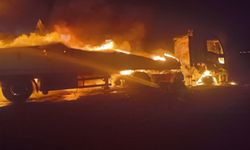 Mardin’de seyir halindeki tır alev aldı, geriye demir yığını kaldı