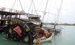 Mersin'de etkili olan fırtına gezi teknesini batırdı