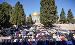 Mescid-i Aksa'da 60 bin kişi Cuma namazı kıldı