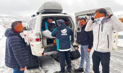 Siirt'te merkeze bağlı 14 köy yolu açıldı, hasta vatandaş hastaneye ulaştırıldı